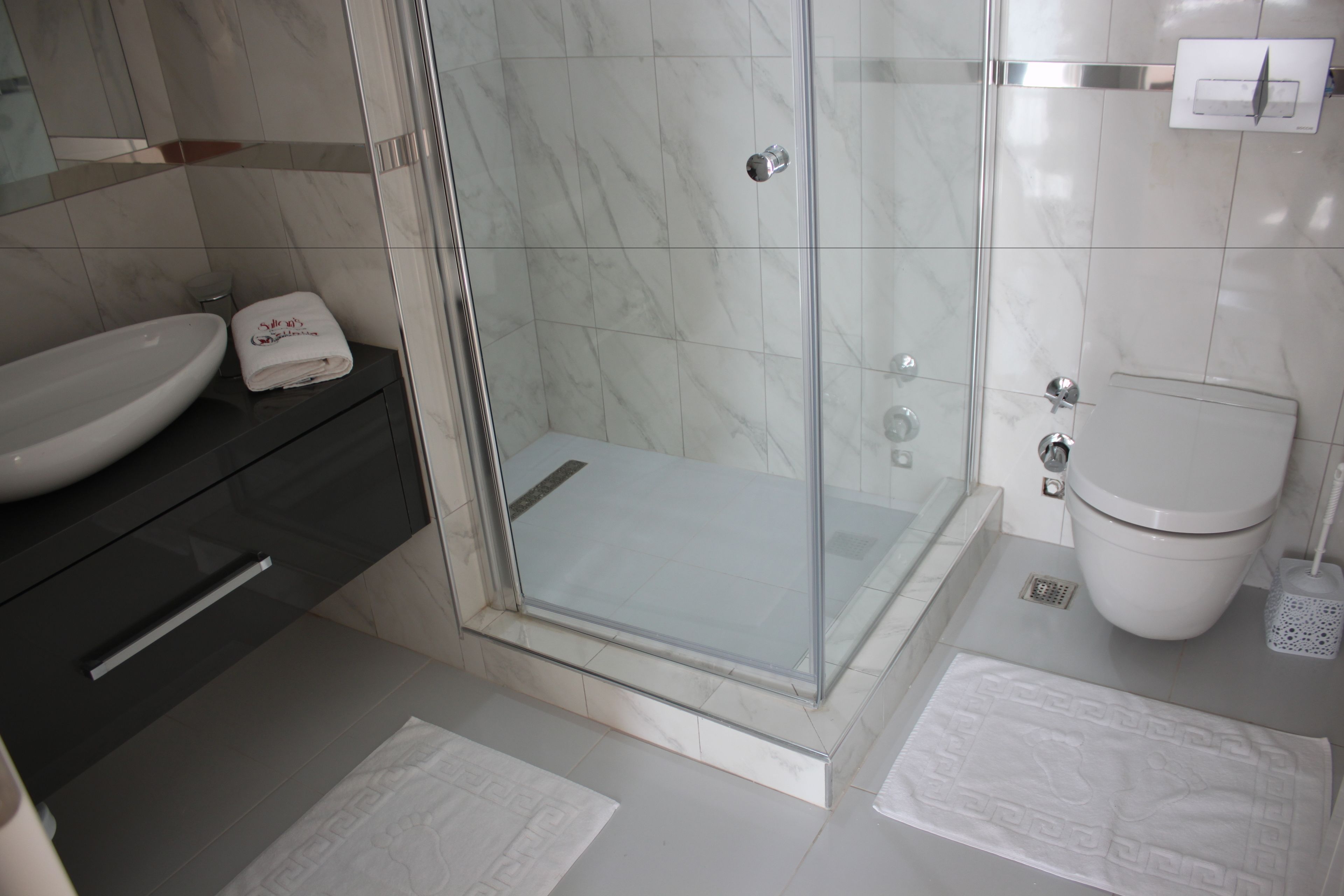 Apartment, 2 Bedrooms | Bathroom | Shower, free toiletries, hair dryer, towels