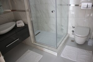 Appartement, 2 slaapkamers | Badkamer | Een douche, gratis toiletartikelen, een haardroger, handdoeken