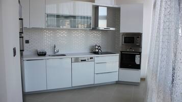 Apartment, 3 Bedrooms | Private kitchen | Full-size fridge, microwave, oven, stovetop