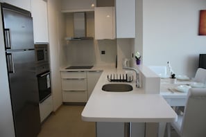 Apartamento, 1 quarto | Cozinha privada | Geladeira grande, micro-ondas, fogão, cooktop