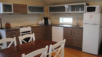 Leilighet, 2 soverom, sjøutsikt | Eget kjøkken | Mikrobølgeovn, kokeplater, vannkoker og kjøkkenutstyr