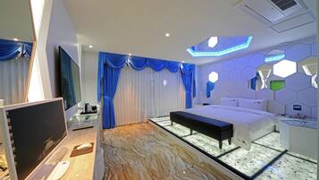 Free WiFi, bed sheets