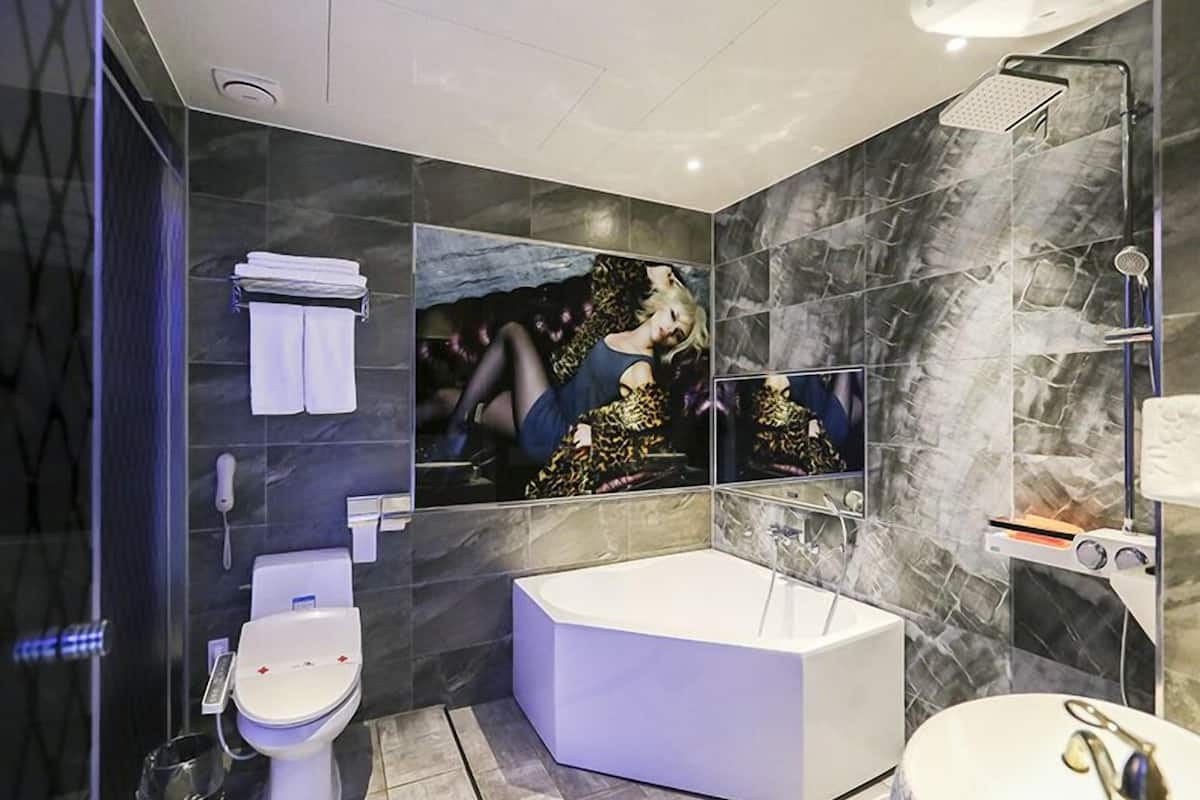 Habitación Deluxe | Baño | Tina con regadera, amenidades de baño gratuitas, toallas