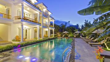 Una piscina al aire libre