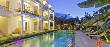 حمّام سباحة خارجي