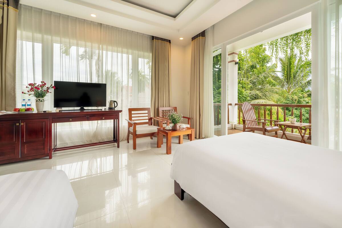 ห้องดีลักซ์ดับเบิล, 1 ห้องนอน, วิวสระว่ายน้ำ | มินิบาร์, ตู้นิรภัยในห้องพัก, โต๊ะทำงาน, ผ้าม่านกันแสง