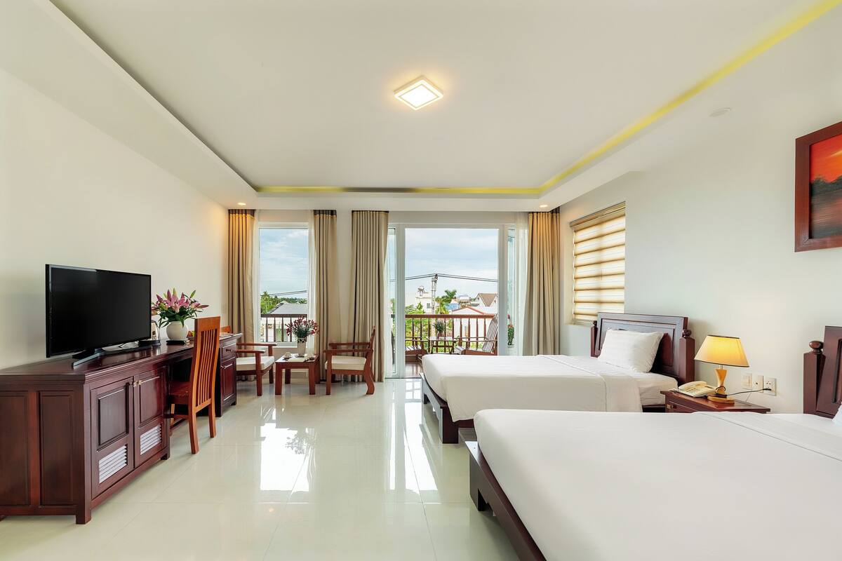 ห้องดีลักซ์ทวิน, 1 ห้องนอน, วิวสระว่ายน้ำ | มินิบาร์, ตู้นิรภัยในห้องพัก, โต๊ะทำงาน, ผ้าม่านกันแสง