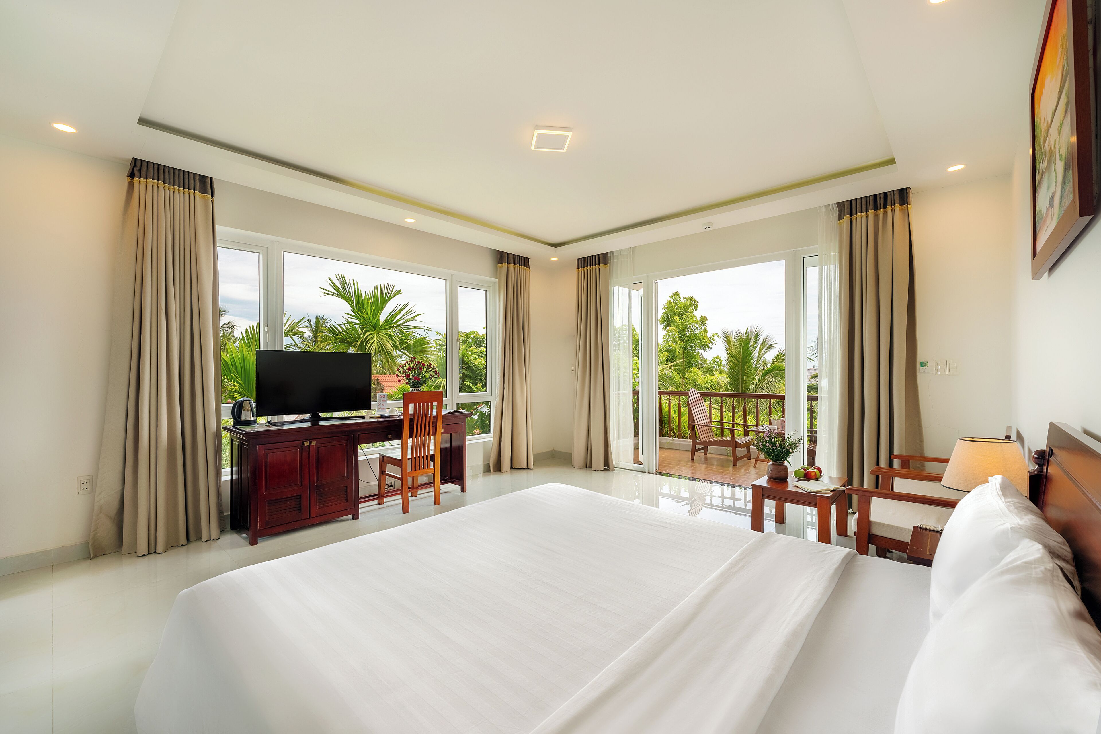 deluxe double or twin room, 1 bedroom, pool view | premium bedding, minibar, in-room safe, desk