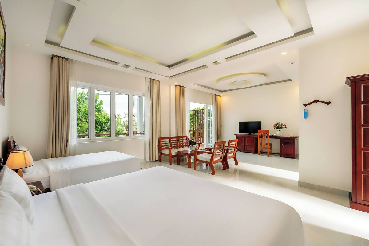 ห้องดีลักซ์ทริปเปิล, 1 ห้องนอน, วิวเมือง | มินิบาร์, ตู้นิรภัยในห้องพัก, โต๊ะทำงาน, ผ้าม่านกันแสง