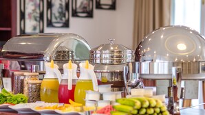 Buffet amb diferents plats i condiments.