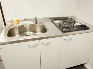 Fridge, microwave, stovetop, cookware/dishes/utensils - Kyostay Iroha Toji Annex (Kyoto)