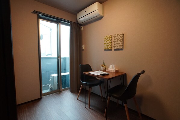Chambre Standard avec lits jumeaux (A) | Bureau, Wi-Fi gratuit