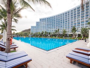 Outdoor pool, pool umbrellas, pool loungers - Vinpearl Nha Trang Bay Resort & Villas (Nha Trang)