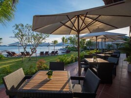 2 restaurantes, se sirve desayuno, cocina local e internacional