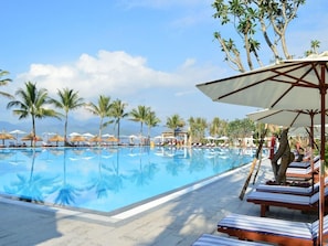 Piscine extérieure, parasols, chaises longues