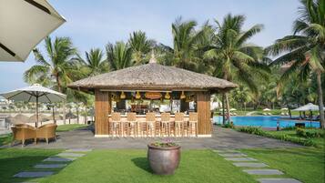 3 barer/lounger og bassengbar