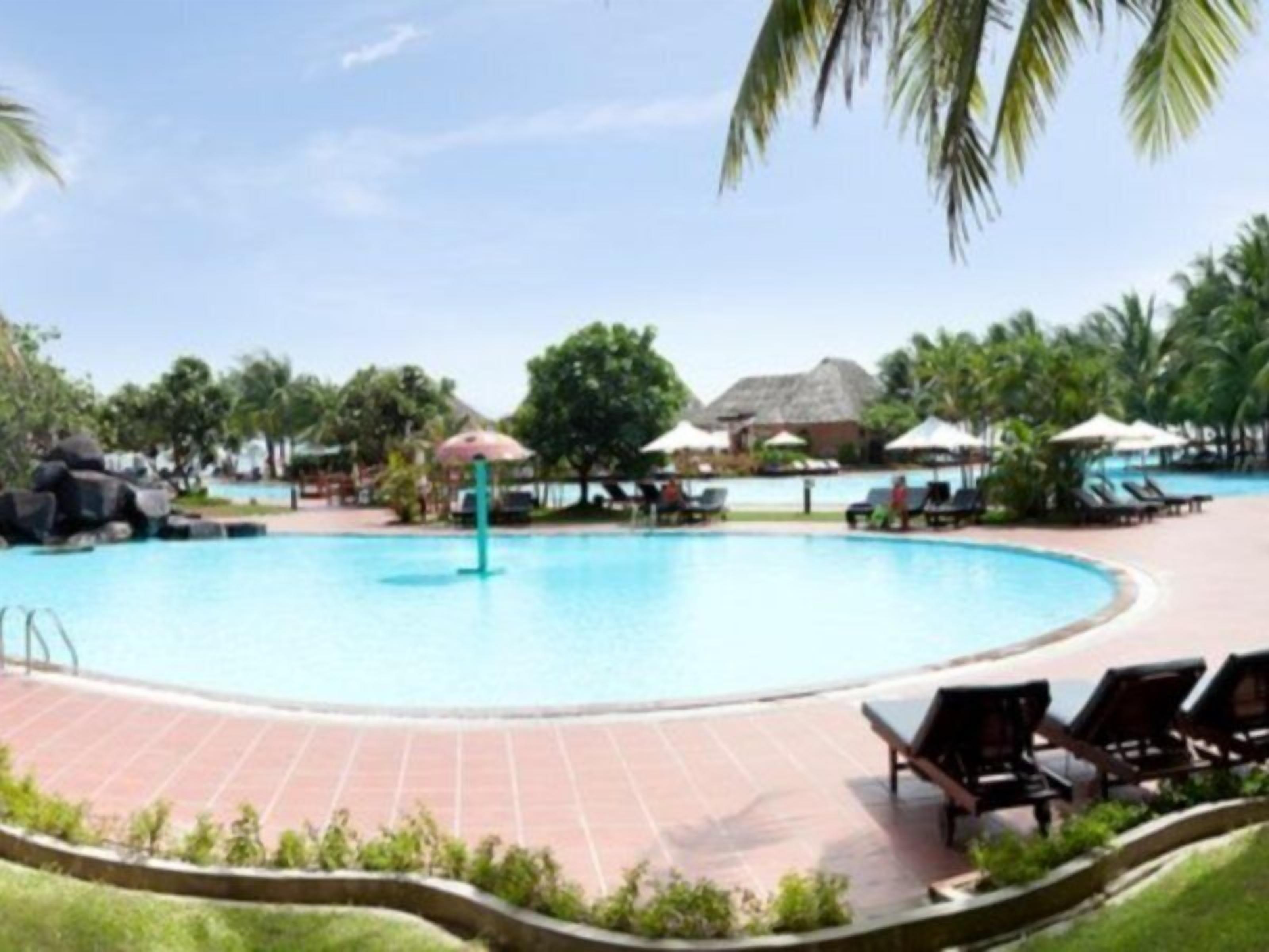 Piscine extérieure, parasols de plage, chaises longues