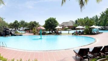 Piscine extérieure, parasols de plage, chaises longues