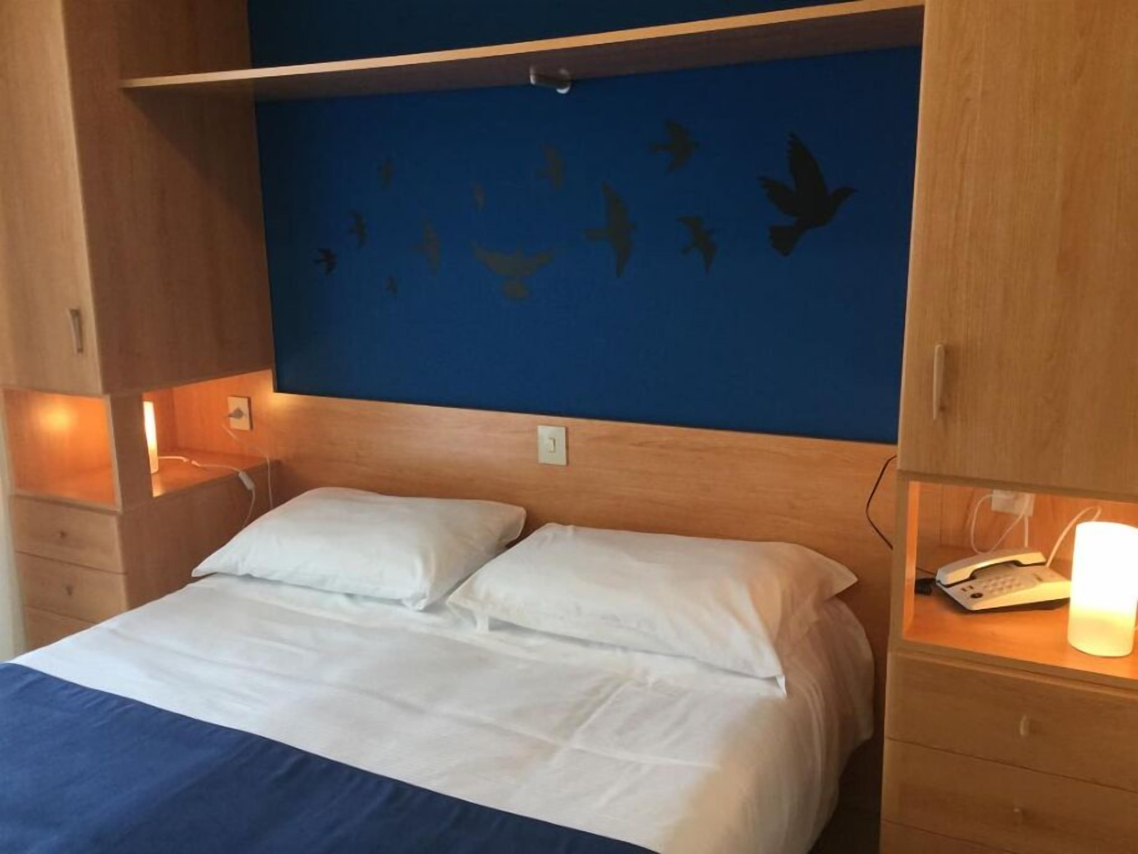 standard double or twin room, terrace | in-room safe, desk, cots/infant beds, free wifi