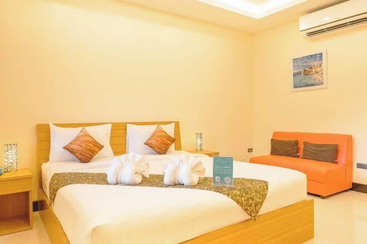 Minibar, meja kerja, tirai kedap cahaya, dan tempat tidur lipat/tambahan
