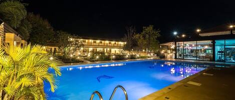 Outdoor pool, pool umbrellas, sun loungers