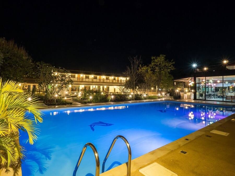 Una piscina al aire libre, sombrillas, tumbonas