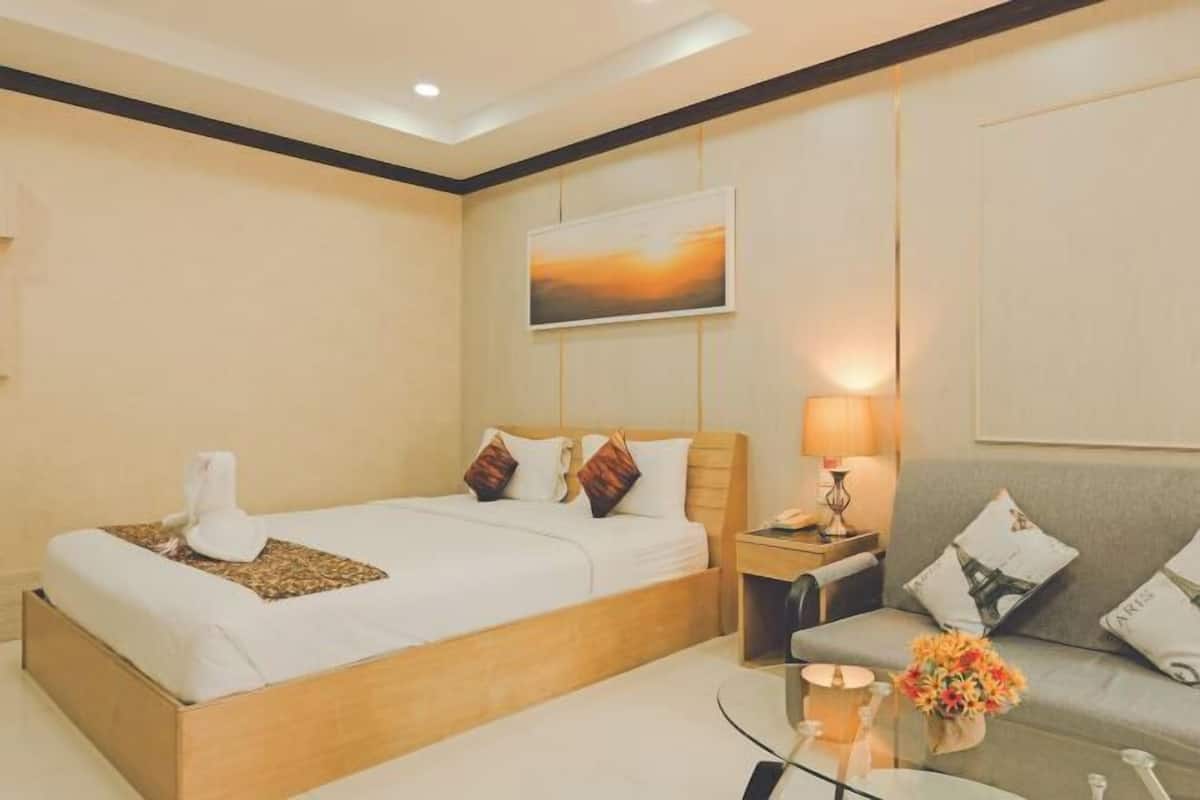Minibar, meja kerja, tirai kedap cahaya, dan tempat tidur lipat/tambahan