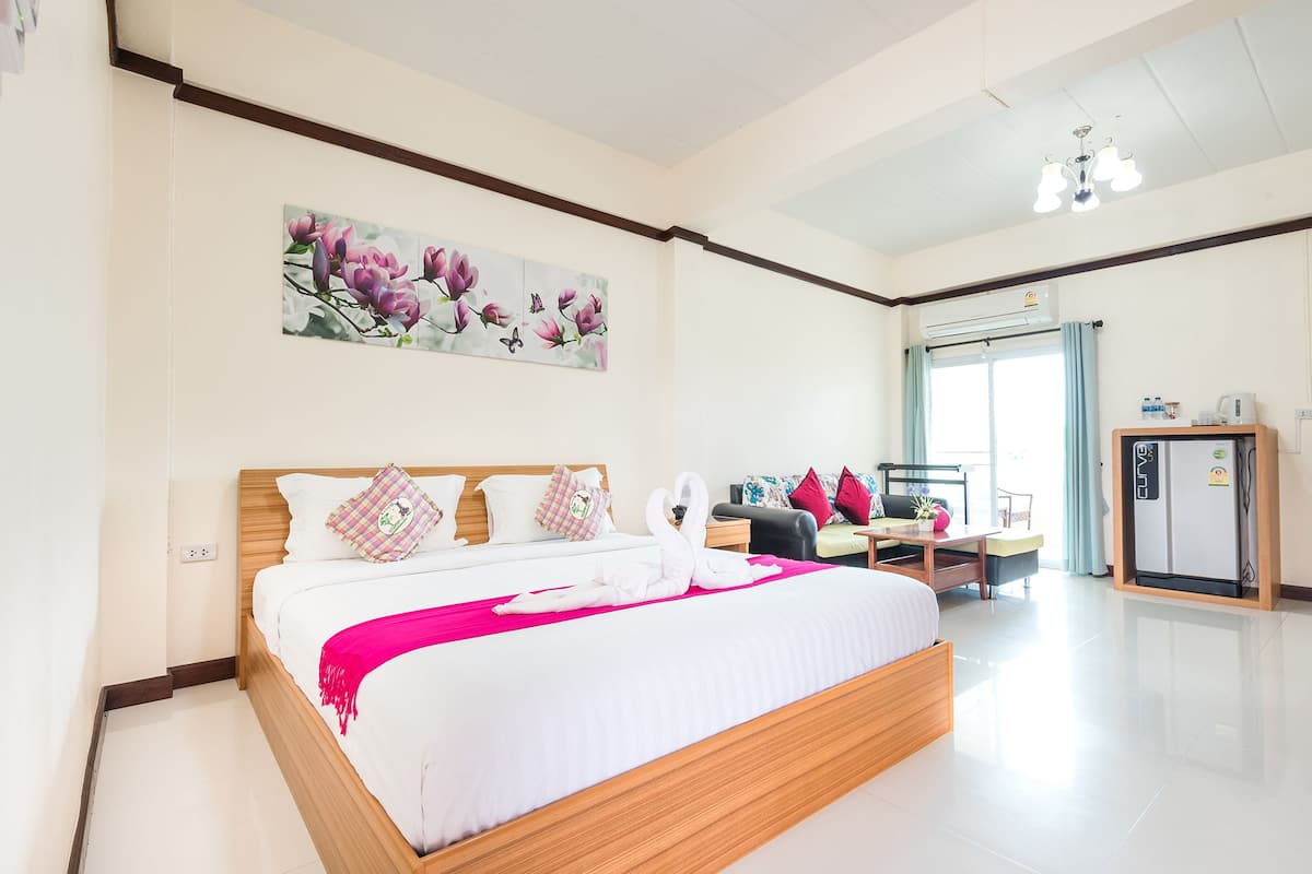Double Bed Room | Minibar, meja kerja, tirai kedap cahaya, dan tempat tidur lipat/tambahan