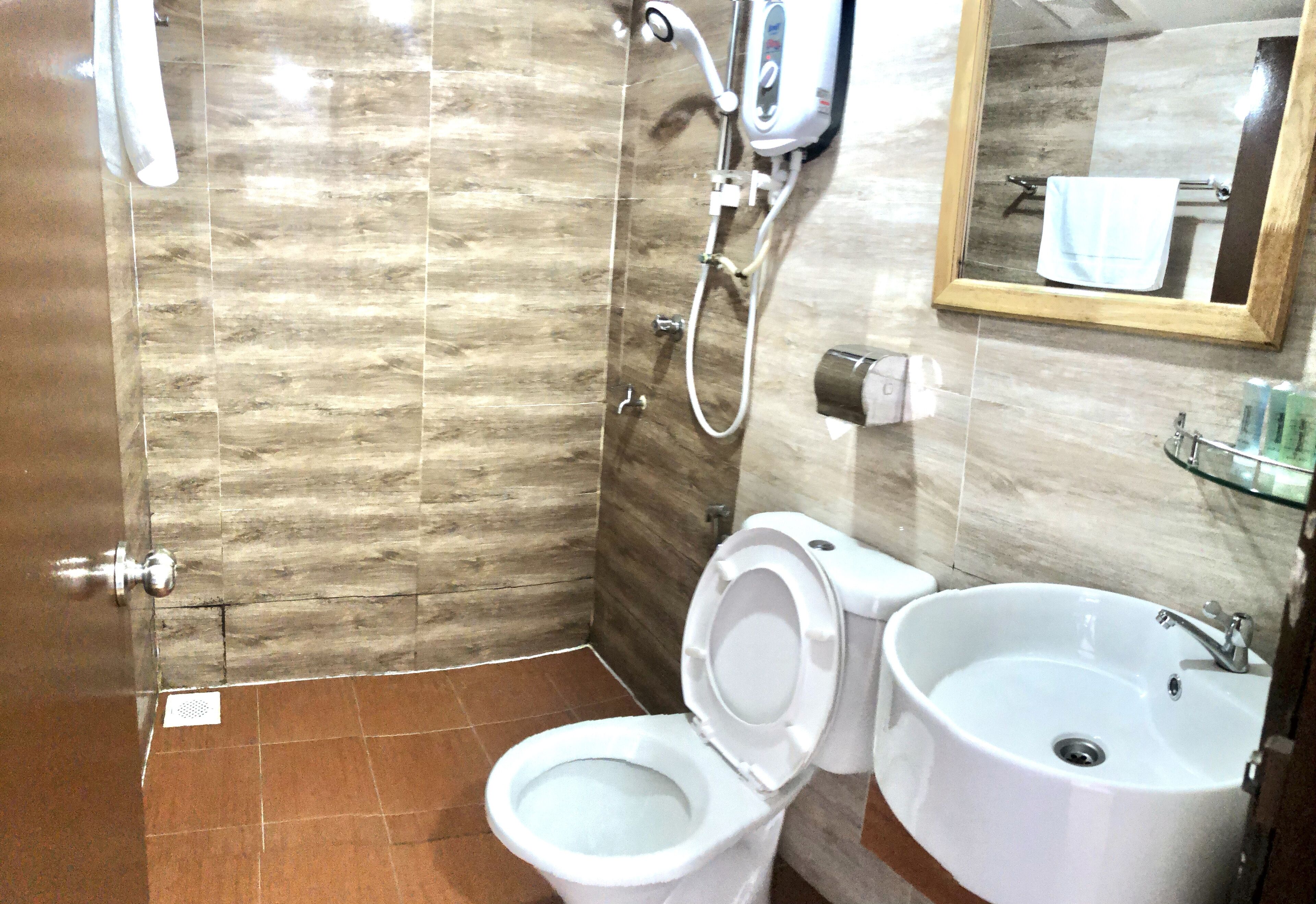 shower, free toiletries, hair dryer, slippers