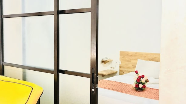 A room with a bed, a bedside table, a lamp, and a small wooden shelf. -  AM Transit Inn Kuala Terengganu (Kuala Terengganu)