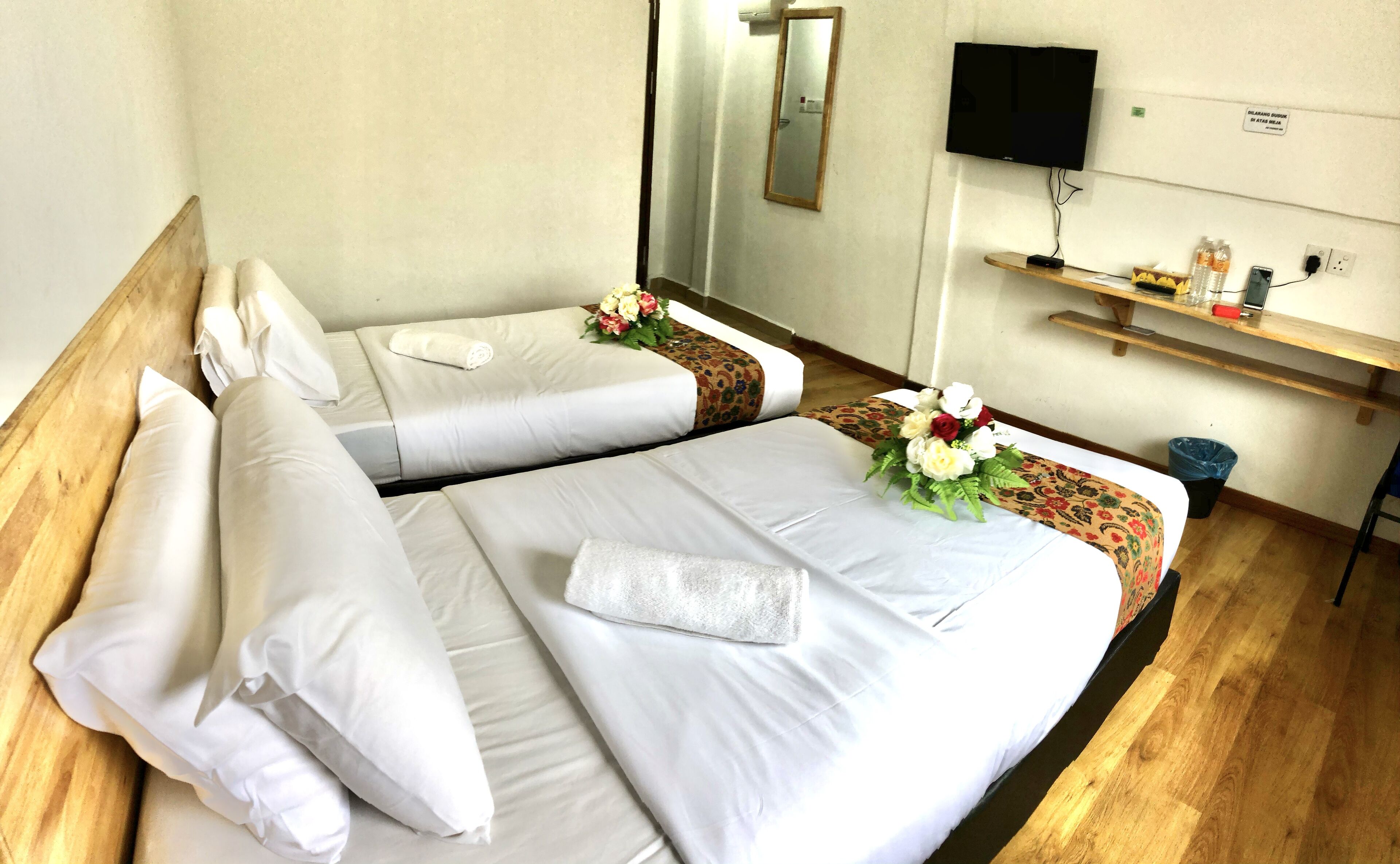 standard twin room | desk, iron/ironing board, free wifi, wheelchair access