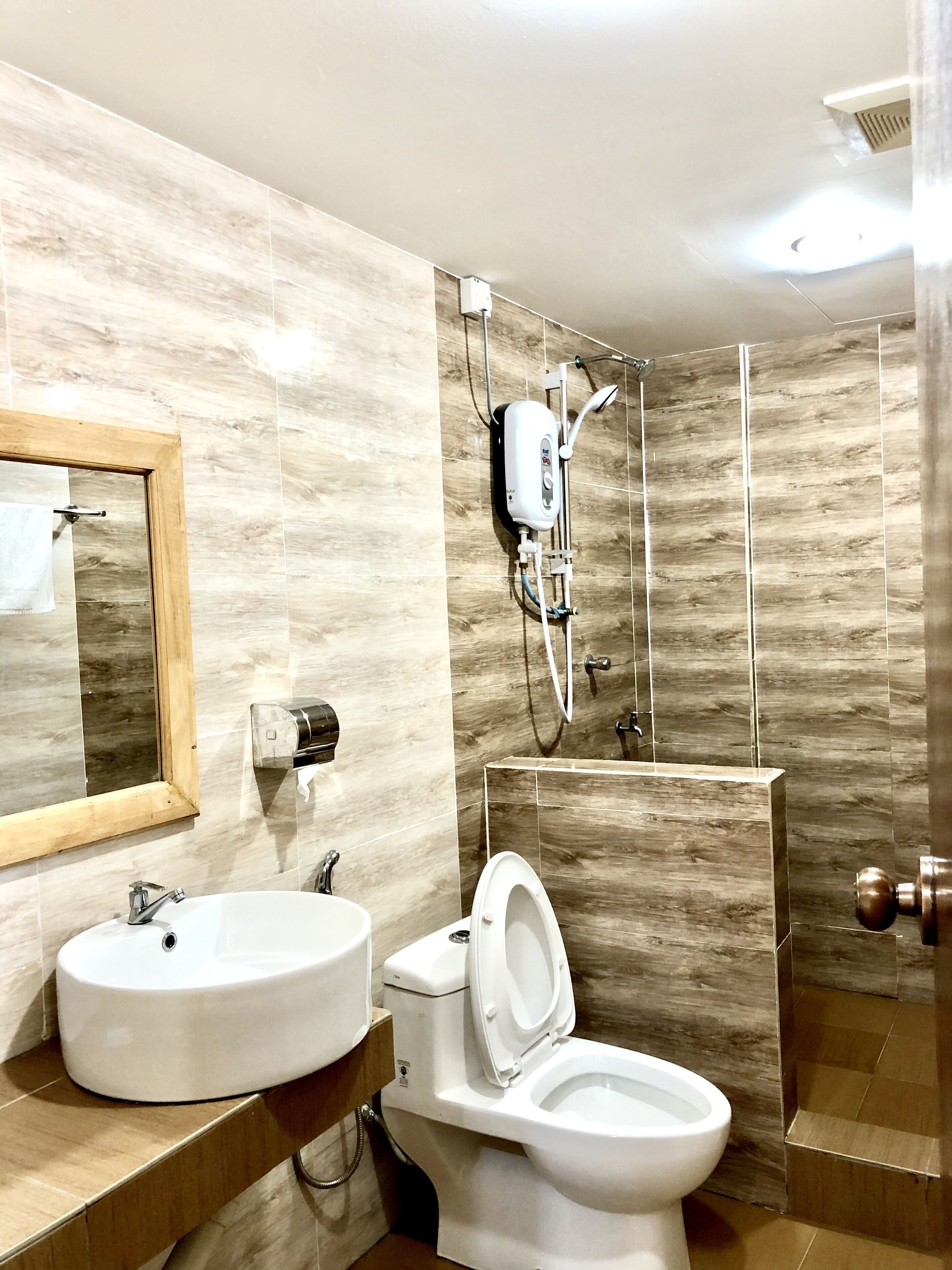 family suite | bathroom | shower, free toiletries, hair dryer, slippers