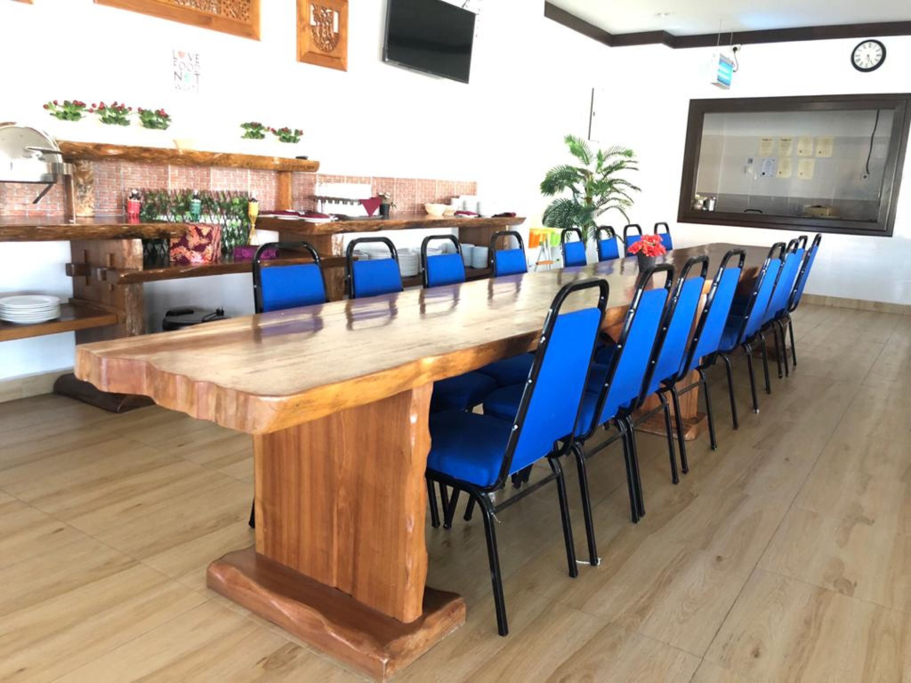 breakfast, lunch, dinner served; local cuisine