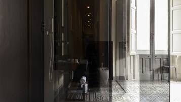 Superior-Doppelzimmer | Badezimmer | Dusche, kostenlose Toilettenartikel, Haartrockner, Bidet