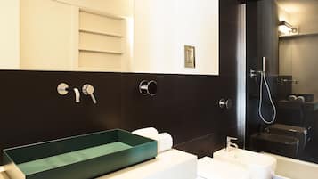 Comfort-Doppelzimmer | Badezimmer | Dusche, kostenlose Toilettenartikel, Haartrockner, Bidet