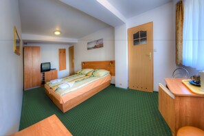 Habitación con 1 cama matrimonial o 2 individuales | Área de sala de estar | Televisión