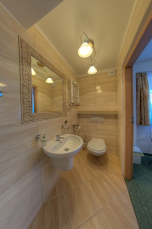 Habitación con 1 cama matrimonial o 2 individuales | Baño | Regadera y toallas
