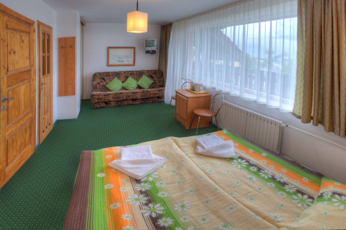Habitación triple, balcón | Tabla de planchar con plancha, cunas gratuitas y wifi gratis
