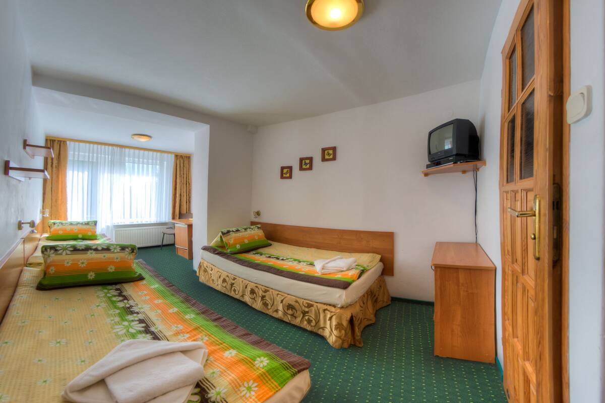 Habitación triple, patio | Tabla de planchar con plancha, cunas gratuitas y wifi gratis