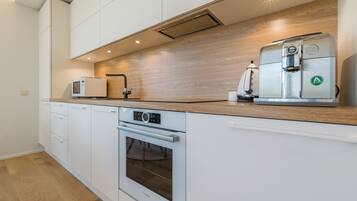 Deluxe Apartment, 1 Bedroom, Sauna, City View | Private kitchen