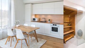 Apartamento Deluxe, 1 habitación, sauna, vistas a la ciudad | Servicio de comidas en la habitación