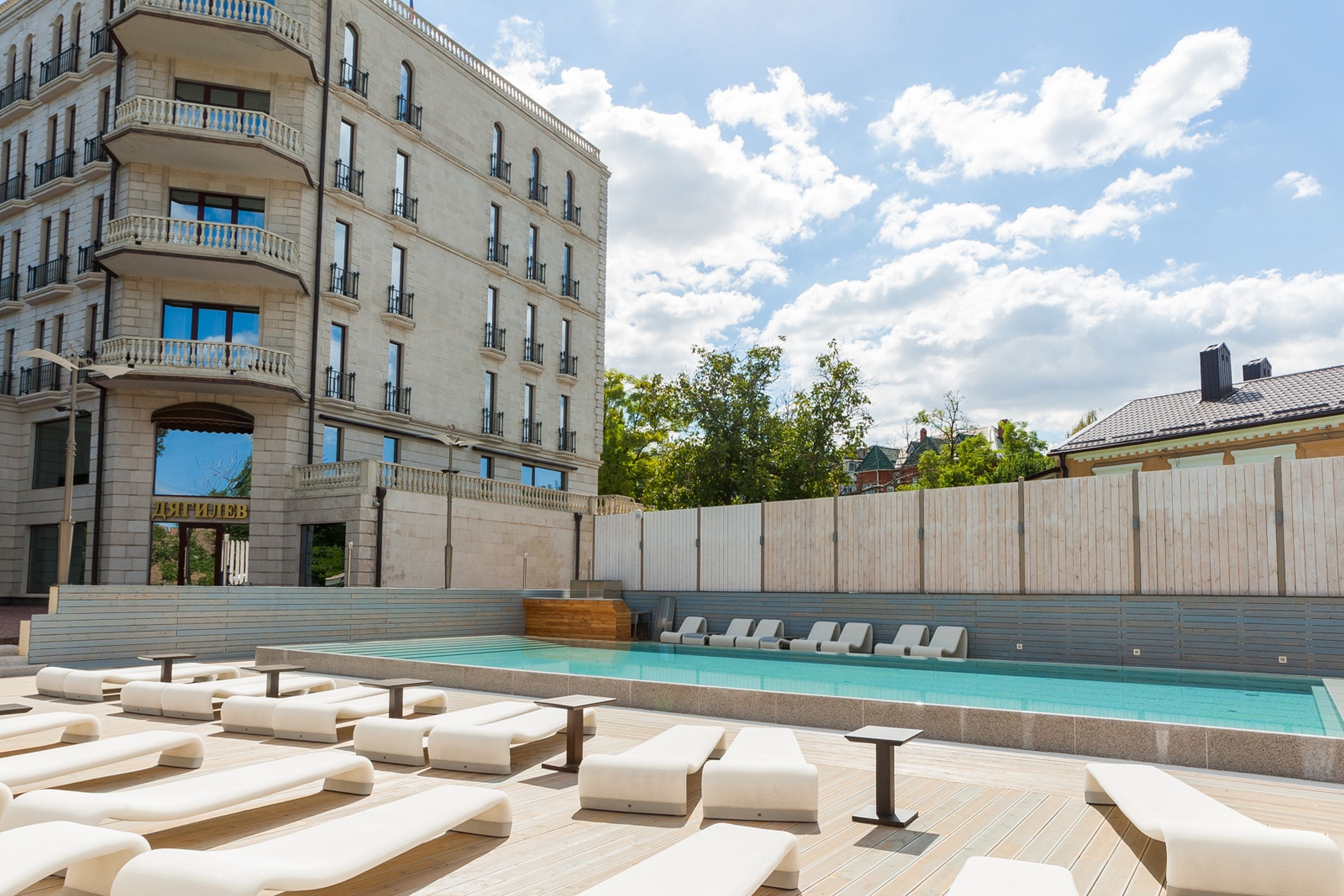 Kolam renang tertutup, kolam renang terbuka 