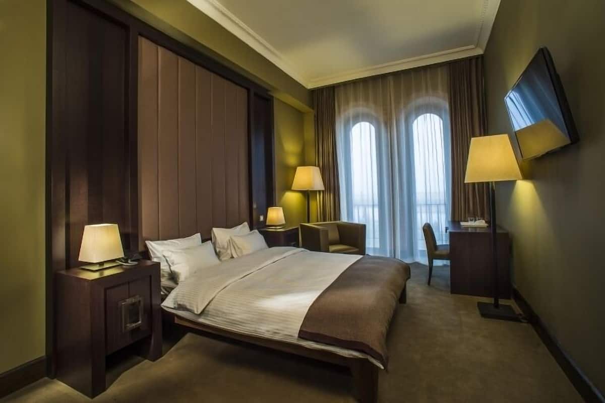 Comfort Double Room | Premium bedding, minibar, in-room safe, desk