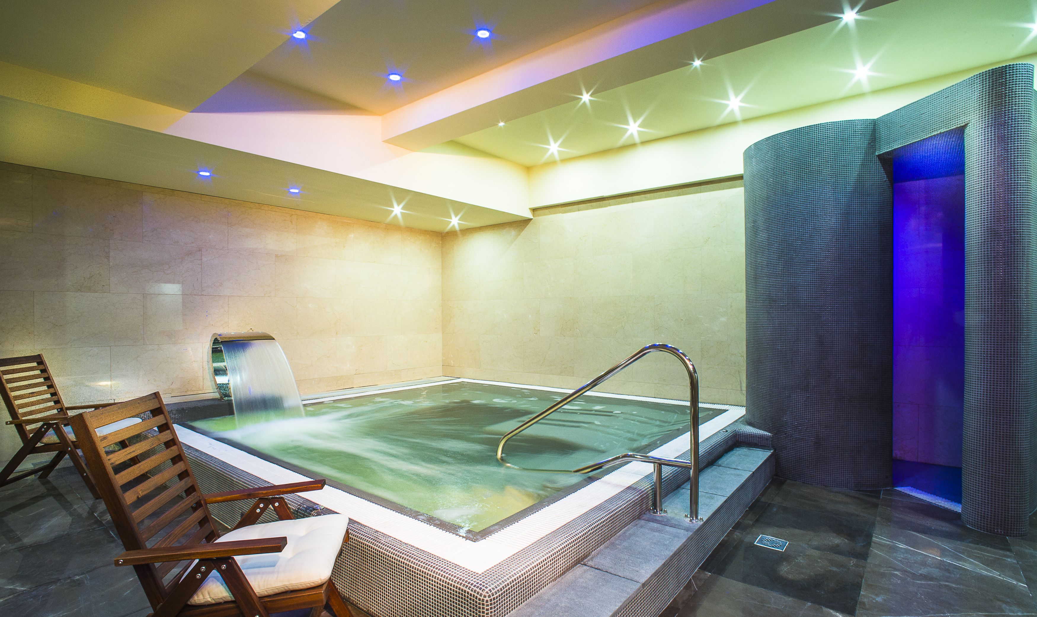 Sisäuima-allas, ulkouima-allas