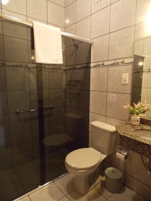 Shower, towels - Pousada Costa Doce (Rio Grande)