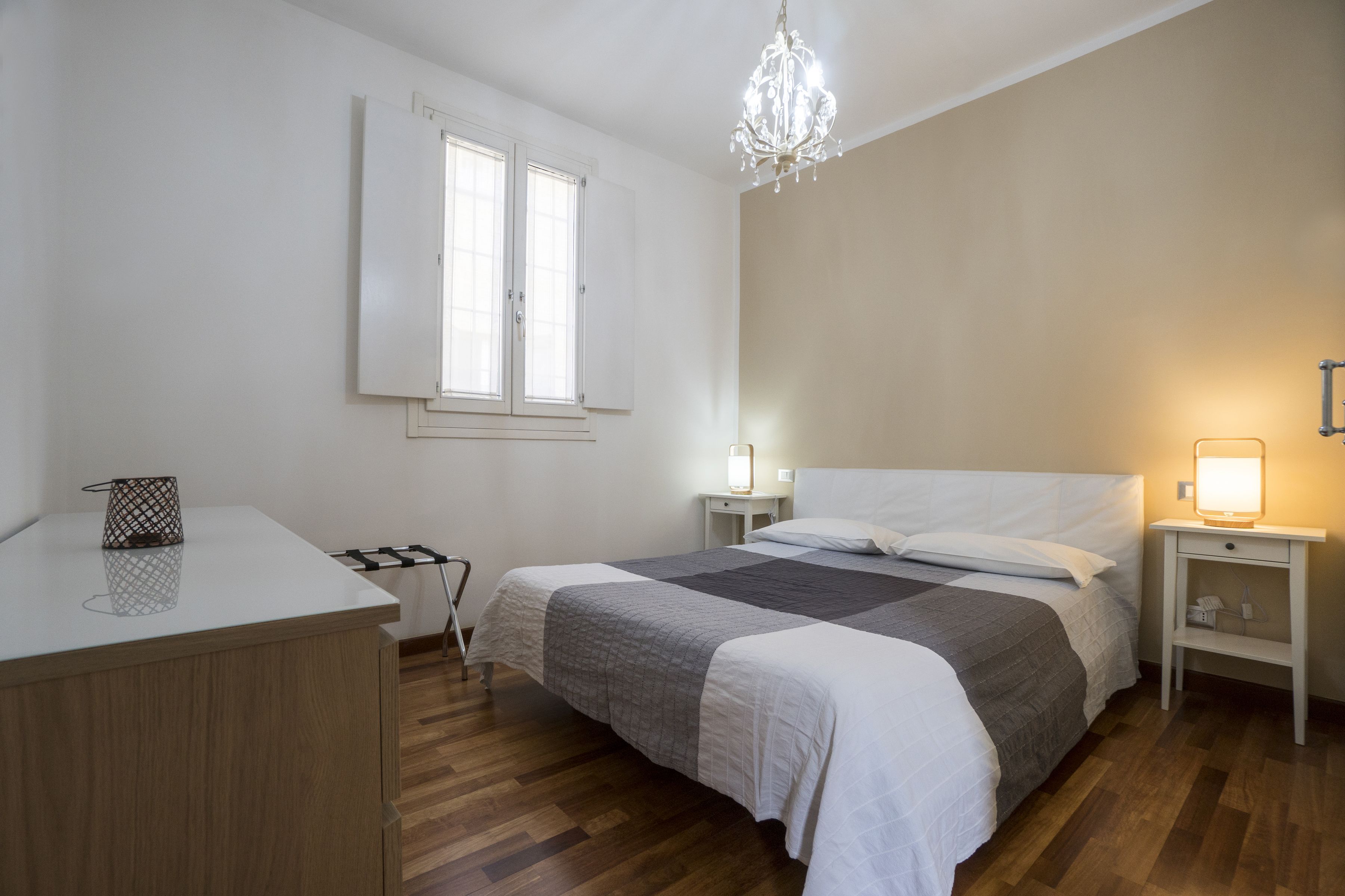 Apartemen, 1 kamar tidur | 1 kamar tidur, brankas, dan meja kerja