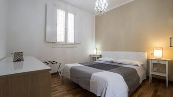 Apartemen, 1 kamar tidur | 1 kamar tidur, brankas, dan meja kerja