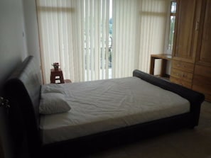 Chambre Deluxe double ou avec lits jumeaux, accessible aux personnes à mobilité réduite | Bureau, lit de bébé (gratuit), lit d’appoint (gratuit)