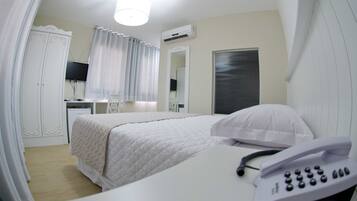 Quarto superluxo | Frigobar, escrivaninha, cortinas blackout, ferros/tábuas de passar roupa