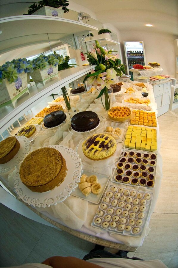 Ein Buffet mit verschiedenen Desserts und Gebäck.